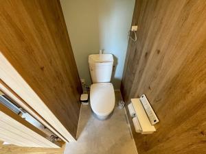une salle de bain avec des toilettes blanches dans une chambre dans l'établissement Aiueo no Mori - Vacation STAY 79136v, à Yamashiro