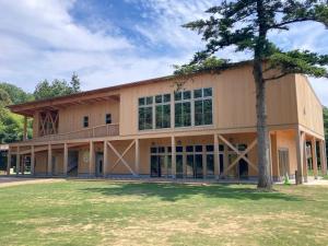un grand bâtiment avec un arbre devant dans l'établissement Aiueo no Mori - Vacation STAY 79149v, à Yamashiro