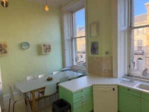 Η κουζίνα ή μικρή κουζίνα στο 2 Chester St