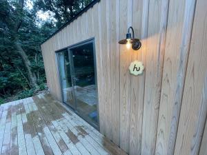 un bâtiment avec une enseigne sur le côté dans l'établissement Aiueo no Mori - Vacation STAY 79153v, à Yamashiro 1 autre photo