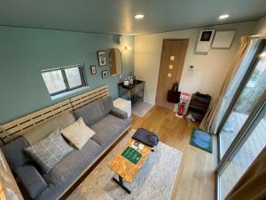 - un salon avec un canapé dans l'établissement Aiueo no Mori - Vacation STAY 79153v, à Yamashiro