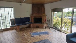 un salon avec une cheminée dans une maison dans l'établissement Apartment with a fireplace, à Saint-Wendel