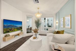 TV a/nebo společenská místnost v ubytování Luxury 1BR Newport Beach Condo with Pool and Gym