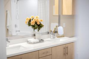 Fotografie z fotogalerie ubytování Luxury 1BR Newport Beach Condo with Pool and Gym v destinaci Newport Beach + 35 fotografií