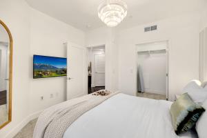 Postel nebo postele na pokoji v ubytování Luxury 1BR Newport Beach Condo with Pool and Gym