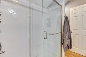 Vannituba majutusasutuses Fish, Hike and Explore Mtn-View Lake George Studio +16 fotot