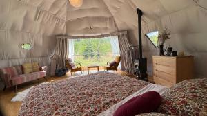 ein Schlafzimmer mit einem großen Bett in einem Zelt in der Unterkunft Takahuri Glamping Domes in Whanganui