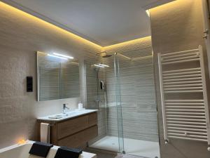 une salle de bains avec douche, toilettes et lavabo dans l'établissement La Era Rooms, à Lario