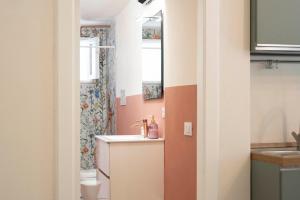 ein Badezimmer mit Waschbecken und Toilette in der Unterkunft La Fontana Casaurea Apartment, Centro-AC in Villa Castelli + 16 Fotos