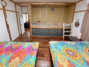 a room with two beds and a crib at NOA - Vacation STAY 80085v in Shikyū