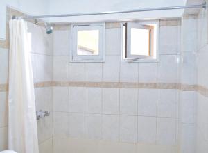 two windows in a bathroom with a shower at Hotel La Quinta de Allison in Lima