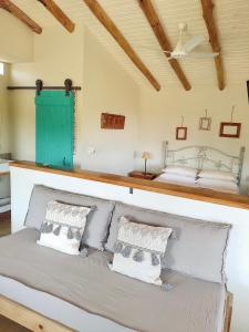 ein Schlafzimmer mit einem Bett und einer grünen Tür in der Unterkunft La Cambicha Ranchos in Los Reartes