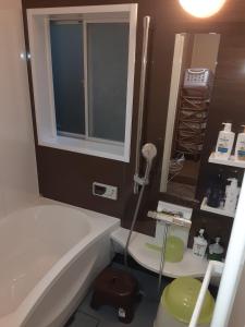 une salle de bains avec baignoire et lavabo dans l'établissement Yadodokoro: Hiuchian - Vacation STAY 80970v, à Tamba-sasayama