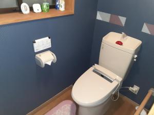 une salle de bain avec toilettes et un mur bleu dans l'établissement Yadodokoro: Hiuchian - Vacation STAY 80970v, à Tamba-sasayama 29 autres photos