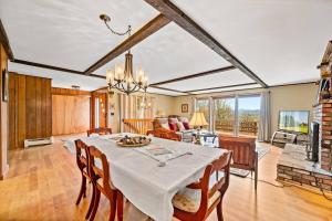 Nhà bếp/bếp nhỏ tại Spacious Ski Home - 10 Miles to Stowe - 3BD 4 BA