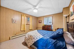 Giường trong phòng chung tại Spacious Ski Home - 10 Miles to Stowe - 3BD 4 BA