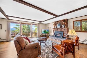 Khu vực ghế ngồi tại Spacious Ski Home - 10 Miles to Stowe - 3BD 4 BA