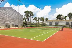 Tenis a/nebo squash v ubytování Two-story condo with pool, tennis & patio - 2 short blocks to the beach nebo okolí