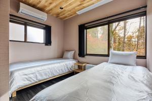 Una cama o camas en una habitación de The No,10 Mt,Fuji Forest House - Vacation STAY 81936v