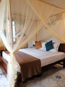 Ένα ή περισσότερα κρεβάτια σε δωμάτιο στο Lion Heart Villa Hikkaduwa