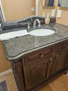 Φωτογραφία από το άλμπουμ του Luxurious Room available in a charming 5bdr house σε Laguna Hills