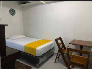 une chambre avec un lit, un bureau et une chaise dans l'établissement Hostal Independencia, à Santa Cruz de la Sierra