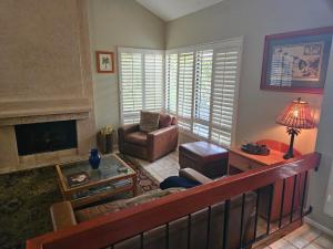 Χώρος καθιστικού στο Luxurious Room available in a charming 5bdr house