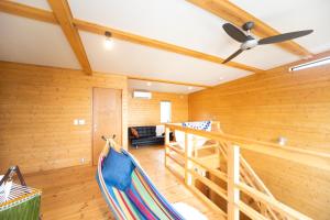 a room with wooden walls and a ceiling fan at Ａｗａｊｉ Ｓｅａｖｉｅｗ Ｒｅｓｏｒｔ ｉｎ Ｎｏｊｉｍａ - Vacation STAY 81998v in Kusumoto