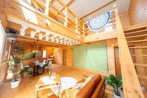 a large room with a green screen in the middle at Ａｗａｊｉ Ｓｅａｖｉｅｗ Ｒｅｓｏｒｔ ｉｎ Ｎｏｊｉｍａ - Vacation STAY 81998v in Kusumoto