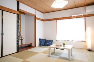 ein Wohnzimmer mit einem Tisch und einem Fenster in der Unterkunft Kuwana - House - Vacation STAY 82016v in Genroku