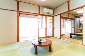 Un pat sau paturi într-o cameră la Yokkaichi - House - Vacation STAY 82024v