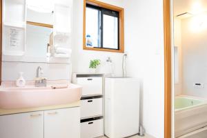 ein Bad mit einem Waschbecken und einem Kühlschrank in der Unterkunft Kuwana - House - Vacation STAY 82016v in Genroku + 45 Fotos
