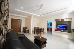 TV a/nebo společenská místnost v ubytování Krishna Vibe Service Apartment + 9 fotografií
