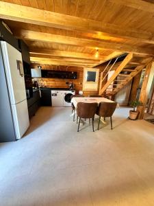 eine Küche mit Tisch und Stühlen in einem Zimmer in der Unterkunft Exclusiva Cabaña en Incles - Vistas al Valle & Pistas de Ski Grandvalira - Free Parking in Canillo + 20 Fotos