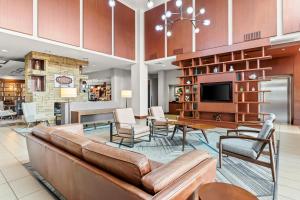 Χώρος καθιστικού στο Four Points by Sheraton Oklahoma City Quail Springs