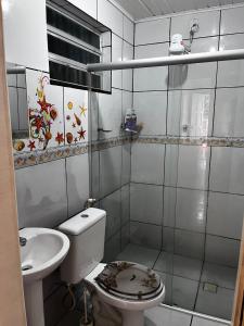 Ένα μπάνιο στο Casa Familiar Perto Das Praias