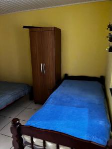 Ένα ή περισσότερα κρεβάτια σε δωμάτιο στο Casa Familiar Perto Das Praias