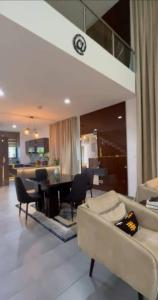 un soggiorno con un divano, un tavolo e delle sedie di Emerald harbour apartments 