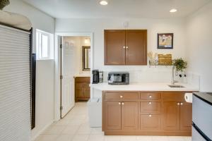 Η κουζίνα ή μικρή κουζίνα στο Work and Play! Extended-Stay Studio in Simi Valley +18 φωτογραφίες