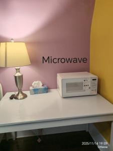 un micro-ondes posé sur une table avec une lampe dans l'établissement Ottawa University center near train Station & Parliament, à Ottawa