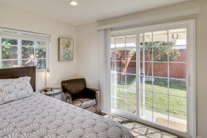 Ένα ή περισσότερα κρεβάτια σε δωμάτιο στο Work and Play! Extended-Stay Studio in Simi Valley