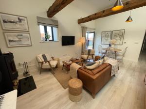 ein Wohnzimmer mit Sofa und Tisch in der Unterkunft Ridgeway in Marlborough