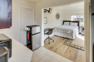 Η κουζίνα ή μικρή κουζίνα στο Work and Play! Extended-Stay Studio in Simi Valley