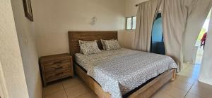 Ένα ή περισσότερα κρεβάτια σε δωμάτιο στο Wavecrest Suites