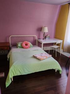 une chambre rose avec un lit sur lequel est posé un donut dans l'établissement Ottawa University center near train Station & Parliament, à Ottawa 20 autres photos