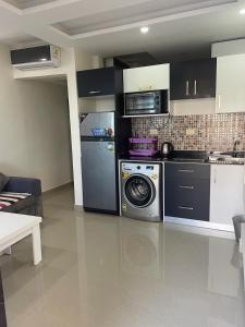 Una cocina con lavadora y secadora en una habitación. en One bedroom apartment in SHARM HILLS, Sharm-El-Sheikh, en Sharm El Sheikh 10 fotos más