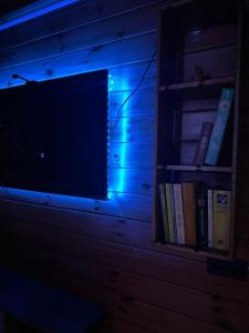 ein Fenster mit blauem Licht in einem Zimmer in der Unterkunft Exclusiva Cabaña en Incles - Vistas al Valle & Pistas de Ski Grandvalira - Free Parking in Canillo