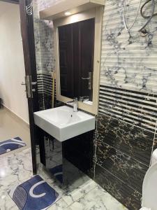 Un baño con lavabo blanco y ducha en One bedroom apartment in SHARM HILLS, Sharm-El-Sheikh, en Sharm El Sheikh