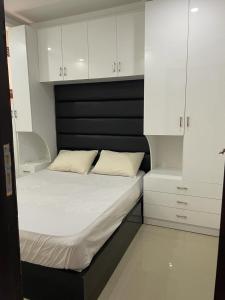 Una cama en una habitación con armarios blancos. en One bedroom apartment in SHARM HILLS, Sharm-El-Sheikh, en Sharm El Sheikh