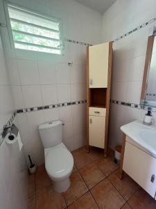 Ένα μπάνιο στο Villa le Rocher - Sea View - Le Diamant